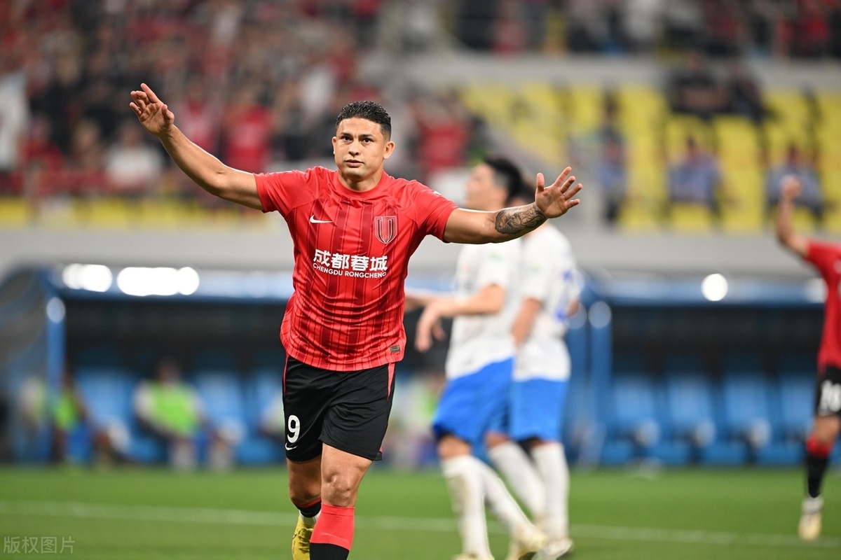 B体育平台:中国足球归化球员政策反思：短期效应与长期战略的平衡