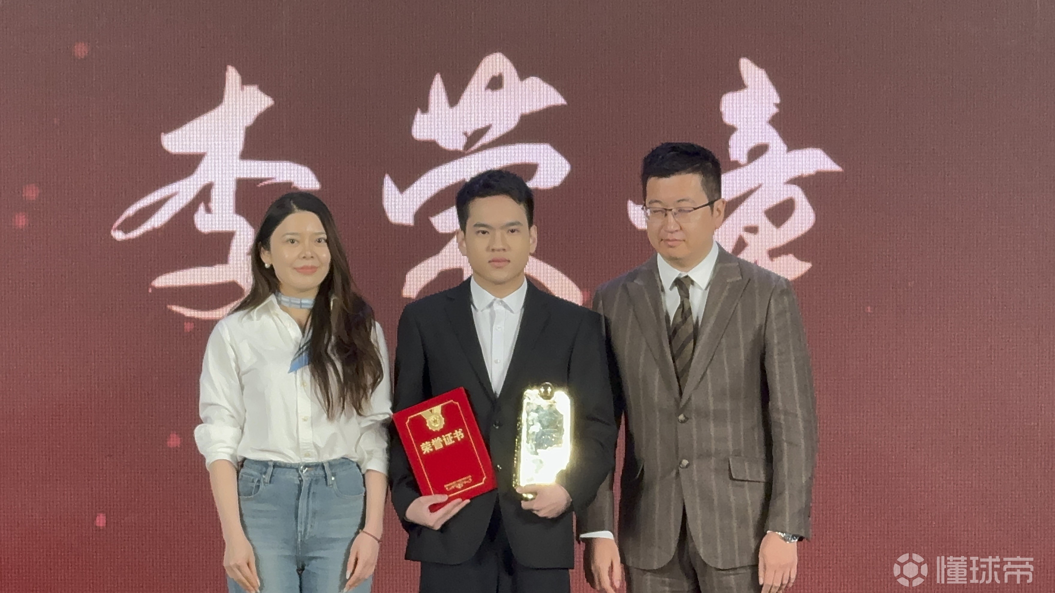 B体育平台:中国足球金球奖评选标准探讨：专业性与大众参与的平衡的简单介绍