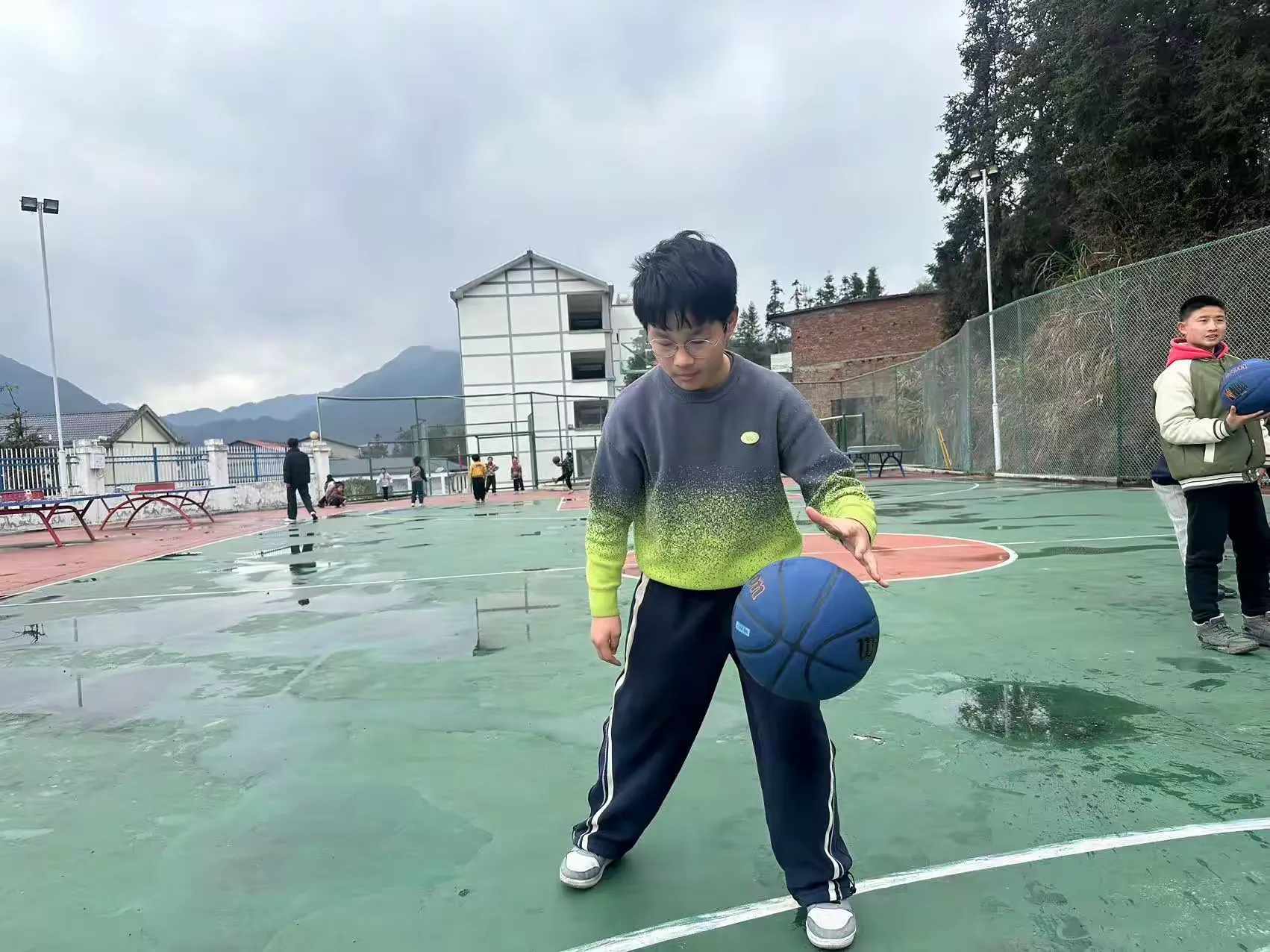 B体育官方网址：篮球公益：用篮球传递希望，帮助更多孩子实现梦想的简单介绍