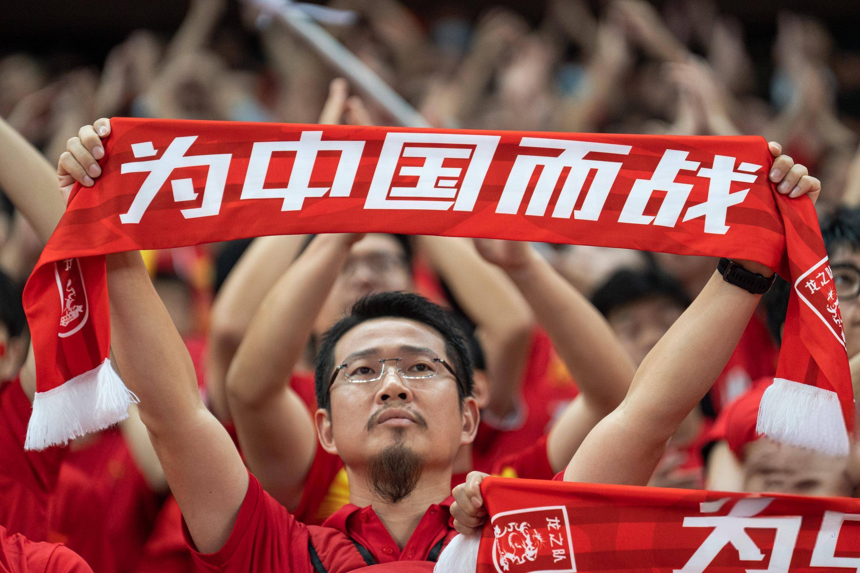 B体育平台:中国男足最新阵容“备战世预赛”，球迷：希望他们能全力以赴，争取好成绩！的简单介绍